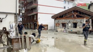 alluvione valle aosta: i soccorritori scavano nel fango dopo l'alluvione