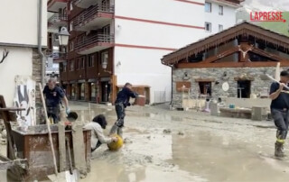 alluvione valle aosta: i soccorritori scavano nel fango dopo l'alluvione